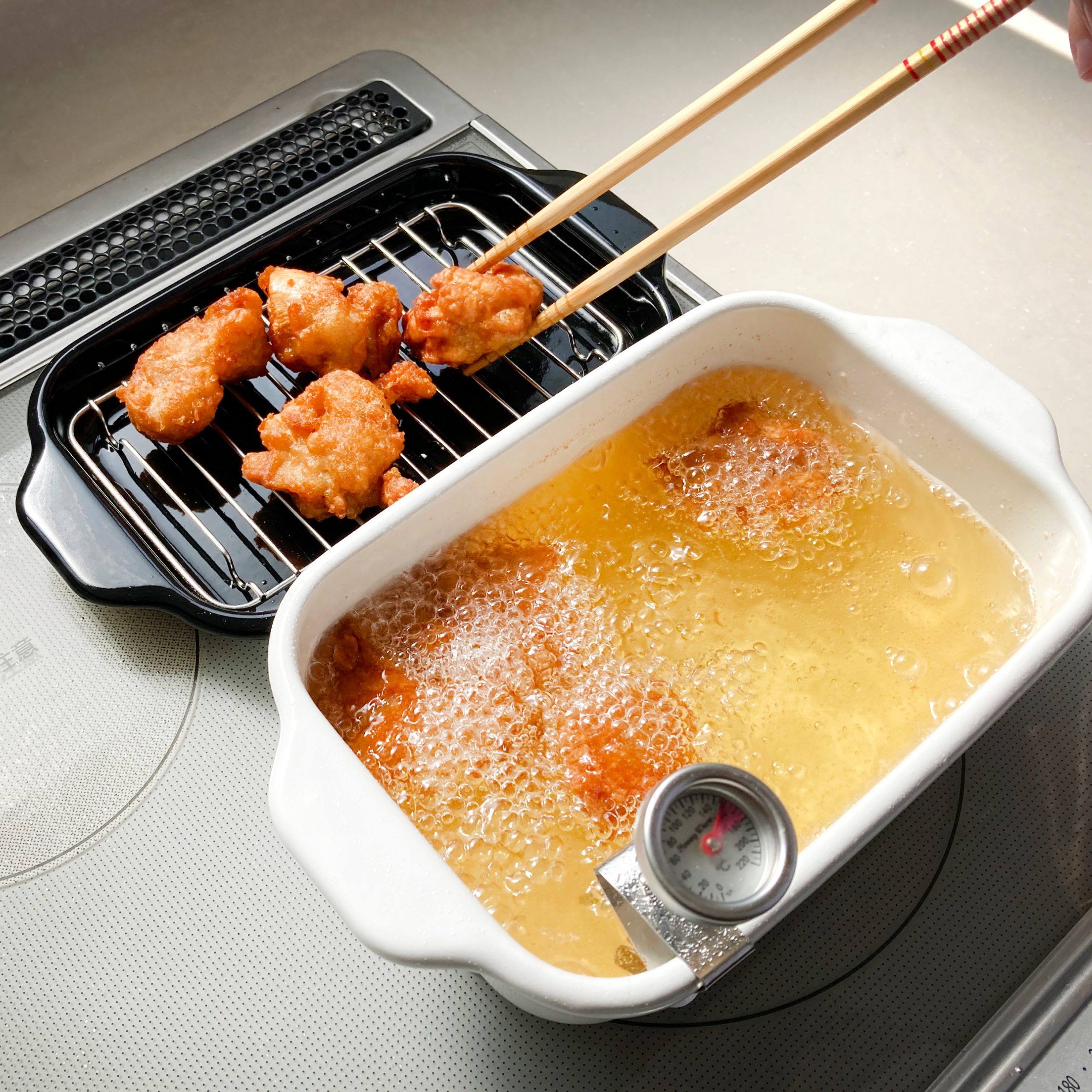 少ない油でカラっと揚げれる【富士ホーロー】角型天ぷら鍋TP-20K 少ない油でカラっと揚げれる【富士ホーロー】角型天ぷら鍋TP-20K