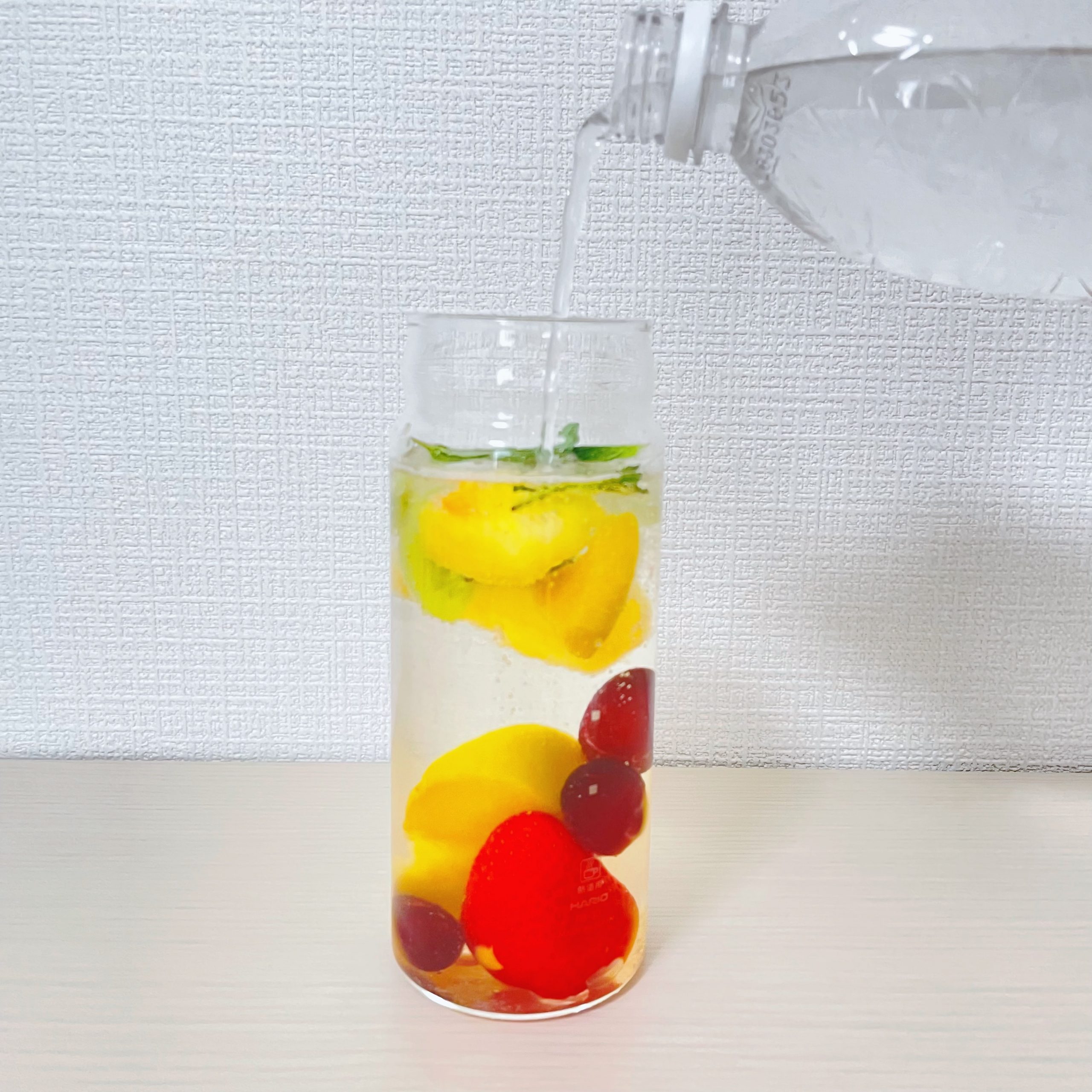HARIOフィルターインボトル　液体注いている