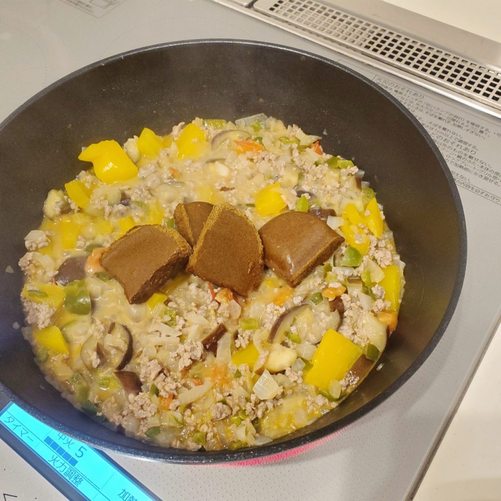 ティーダ　tida 煮込みもできる深型フライパンセット　キーマカレー作り　カレールウ投入